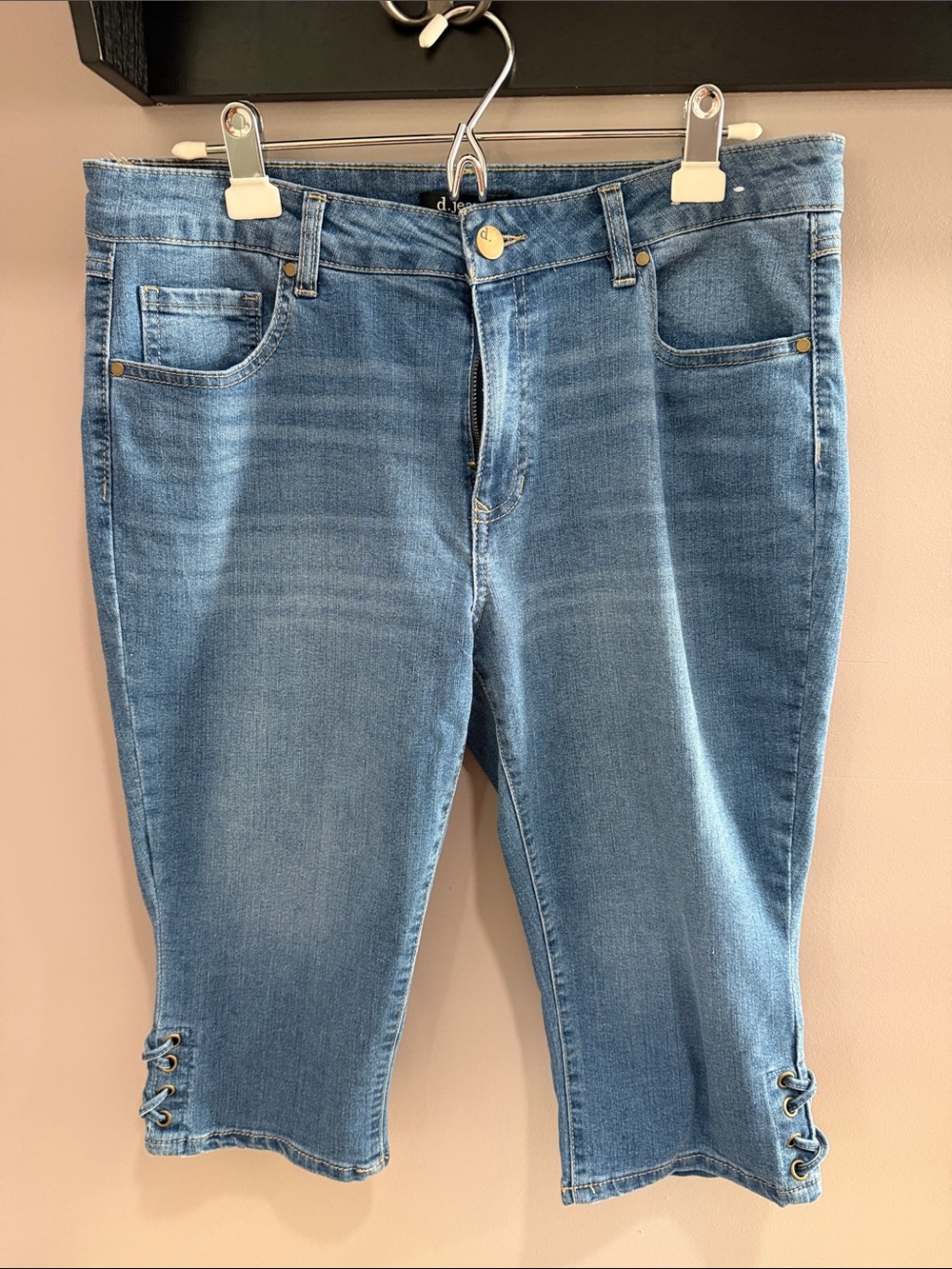 d. jeans Light Blue Ankle Cropped Denim Capris with Lace-Up Hem side detail